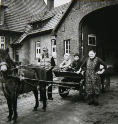 The Sosath family in front of the farm building in the 1960s, Gerd on the carriage