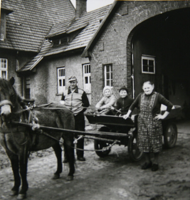 The Sosath family in front of the farm building in the 1960s, Gerd on the carriage